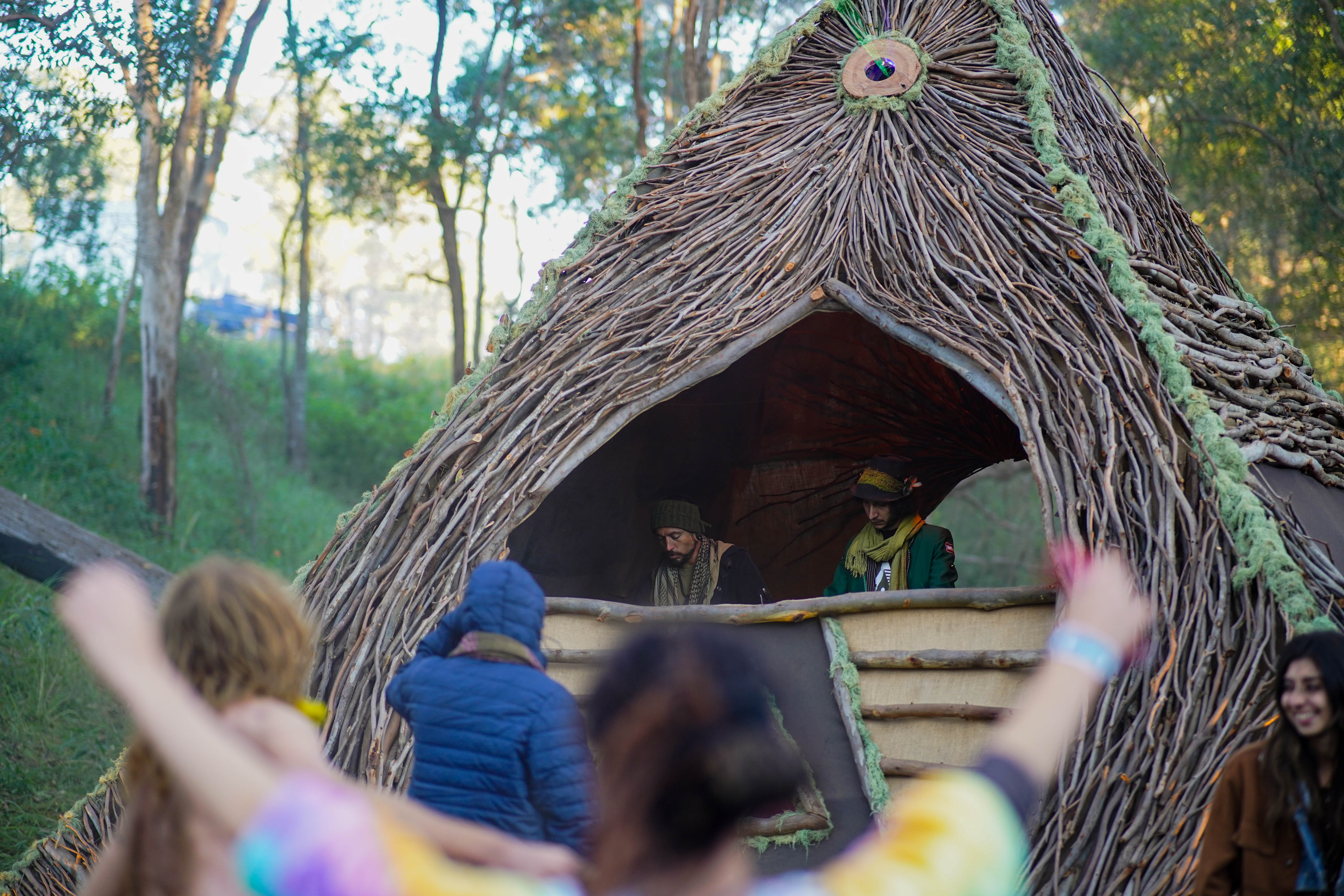 Akuandub ao vivo com percussão e synths