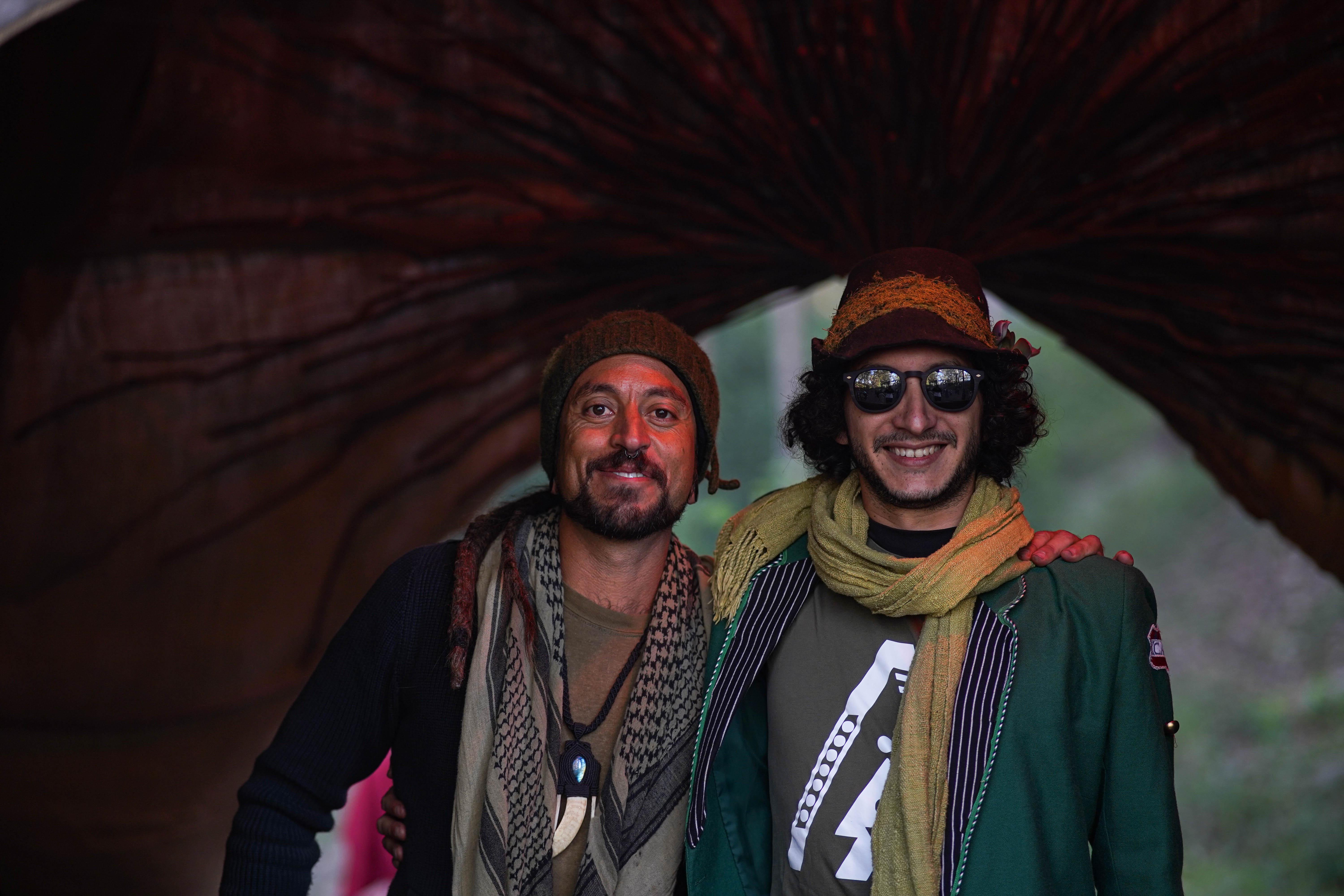 Detalhe de percussão orgânica no palco